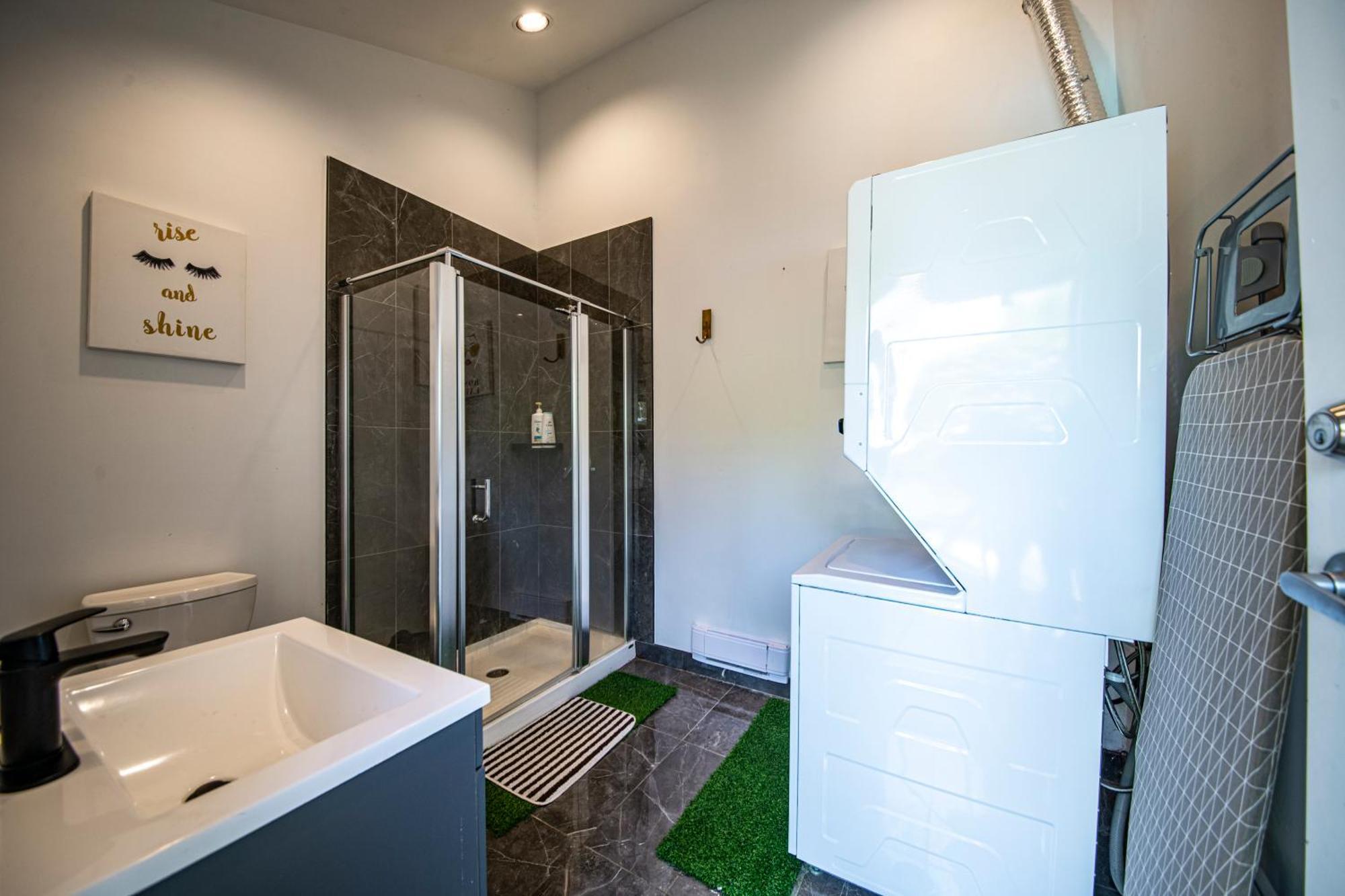 Seymour Private Bedroom, Ensuite Bathroom With Shared Pool, Hot Tub With Views Норт-Ванкувер Екстер'єр фото